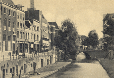 1233 Gezicht op de Oudegracht Weerdzijde te Utrecht met op de achtergrond de Viebrug.